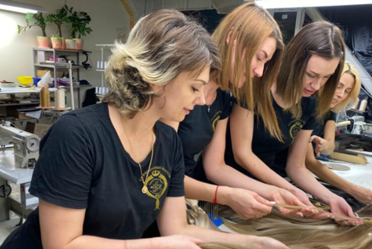 Дружный коллектив ищет сотрудника, который будет создавать изделия из натуральных волос в Ростове