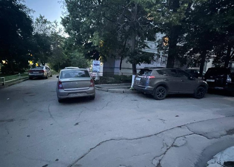 В Ростове 12-летний ребенок выбежал на дорогу из-за припаркованного автомобиля и попал в ДТП
