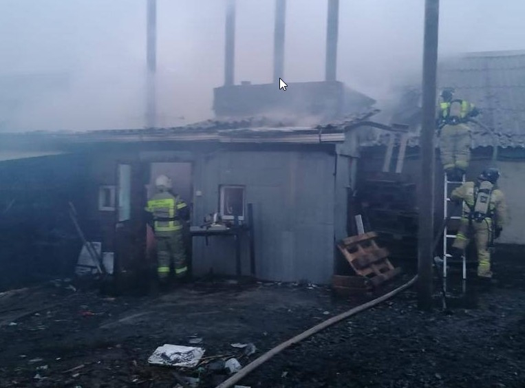 Пожар в цехе по производству пластиковых окон произошел в Ростовской области