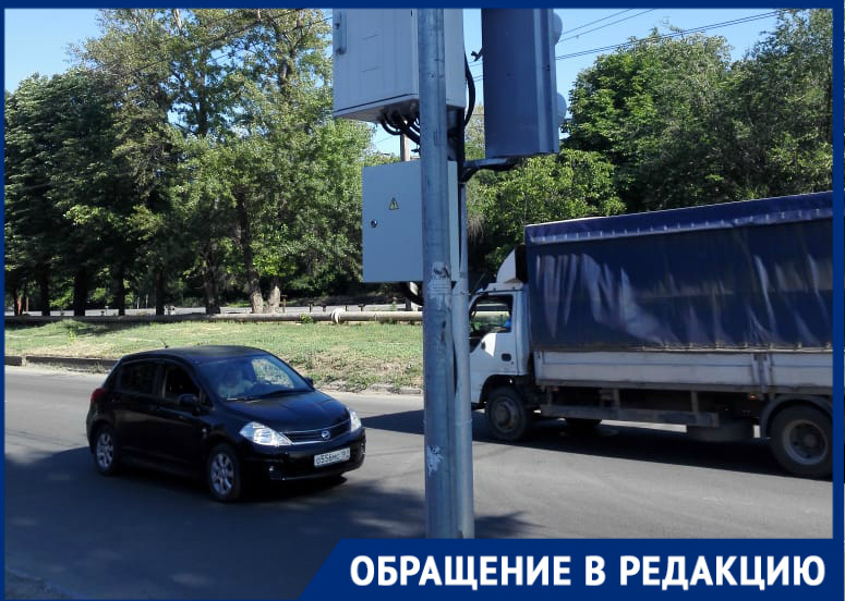 «В Ростове светофоры устанавливают для красоты?»: горожанин пожаловался на неработающий дорожный объект