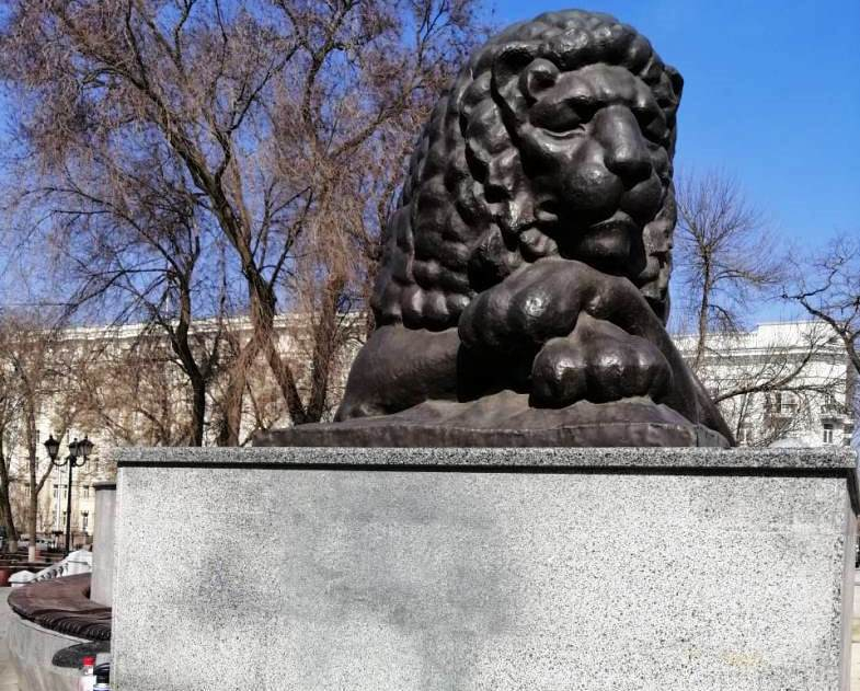 Мэрия Ростова попросила полицию найти вандалов, разрисовавших фонтан «Львы»