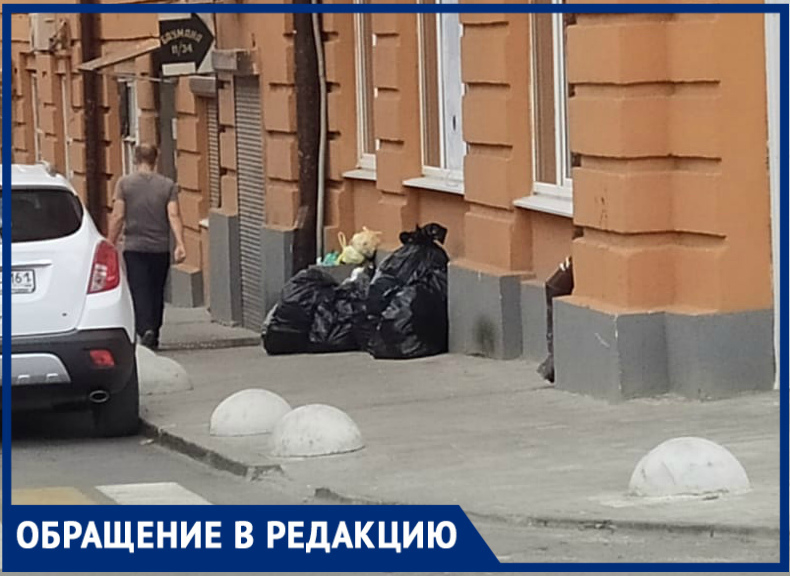 «Урну убрали, но проблему это не решит»: ростовчанка возмущена мусором в Соборном переулке