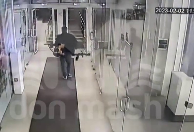Появилось видео стрельбы в торговом центре Ростова