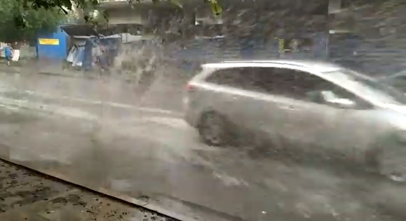 «Водители во время дождя — хамы»: ростовчанка пожаловалась на автомобилистов, не замечающих прохожих