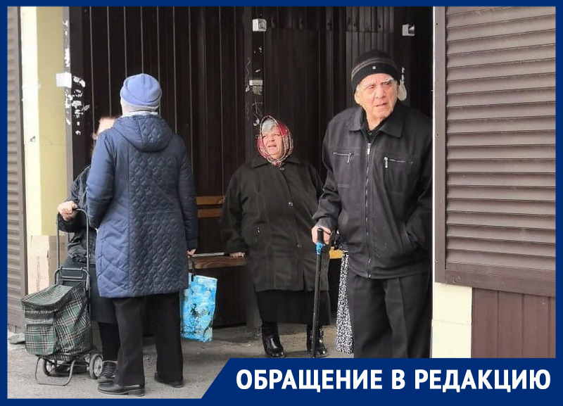 «Стариков никто лечить не будет»: пенсионеры, свободно гуляющие по улицам, возмутили ростовчанина