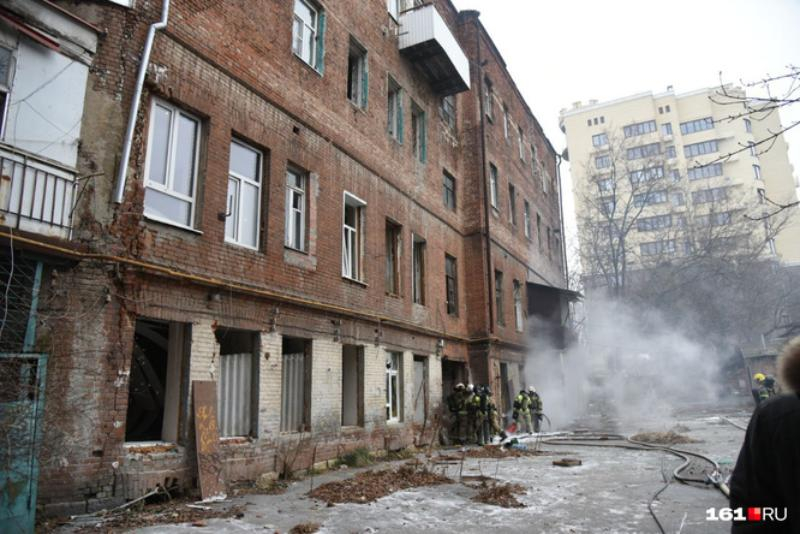 В центре Ростова-на-Дону 7 декабря загорелся доходный дом Парамонова