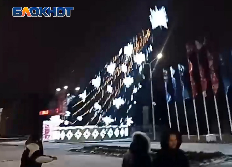 Главная городская елка в Ростове рухнула от ветра 14 января