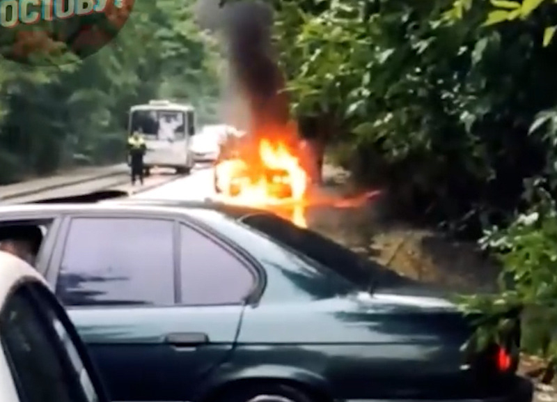 В Ростове мужчина случайно сжег свою машину