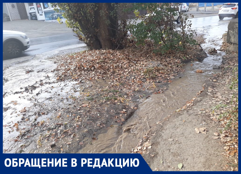 «Они там что, море копают?»: в Ростове уже неделю затоплен переулок Георгиевский