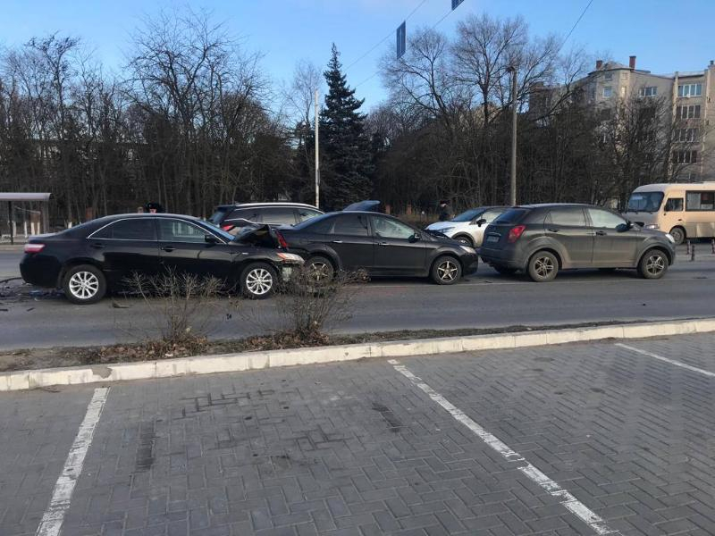 Человек пострадал в массовой аварии с пятью автомобилями в Новочеркасске