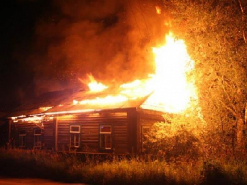 В Ростовской области пожарные спасли из горящего дома восемь детей и их родителей