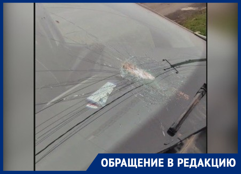 Кирпич из-под колес КАМАЗа разбил лобовое стекло легковушки в Ростове