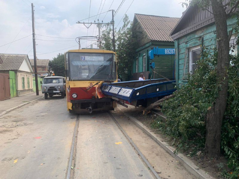 В Ростове грузовой автомобиль врезался в трамвай