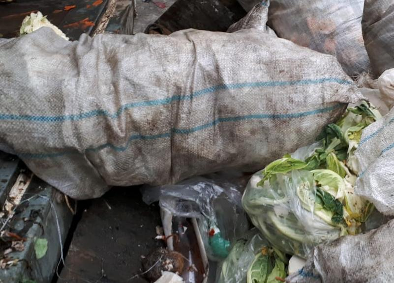 Работники центрального рынка Ростова выбрасывали мусор в контейнеры жителей