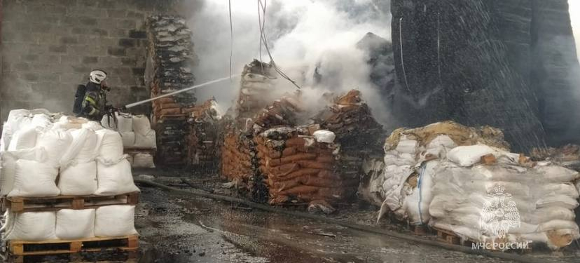 В Ростовской области потушили пожар на складе целлюлозной продукции