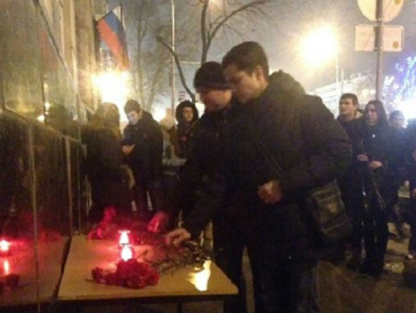 Стихийную акцию с возложением цветов в память о жертвах крушения Ту-154 провели жители Ростова