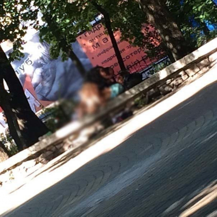 Двое мужчин занялись сексом посреди улицы в Смоленске