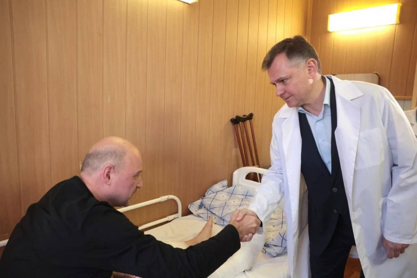 Слюсарь навестил раненых после атаки БПЛА и сообщил о выделении 19 миллионов рублей пострадавшим