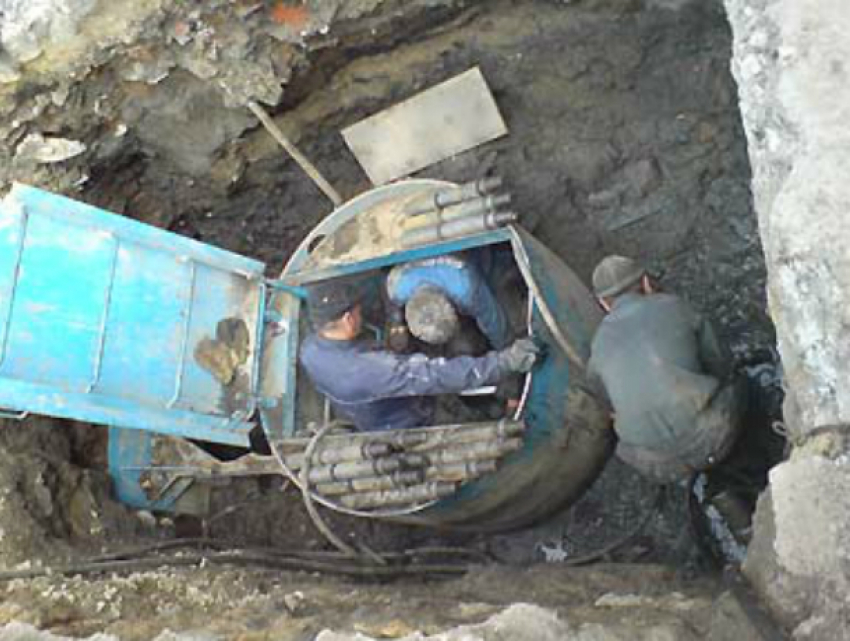 Латать лопнувшие под землей трубы и прокладывать новые в Ростове научились без разрушения асфальта