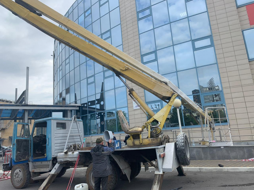 В Ростове рабочий при мытье окон упал с высоты 14 метров