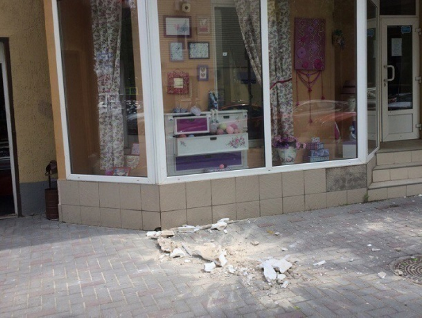 Фасад дома в центре Ростова обвалился под витрину магазина
