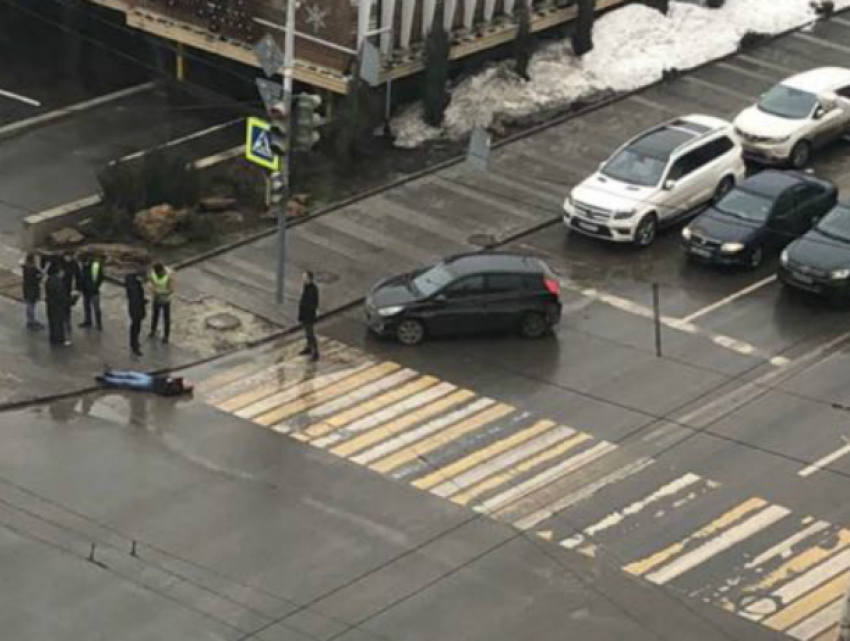 Дерзкий водитель кулаком нокаутировал пешехода в центре Ростова