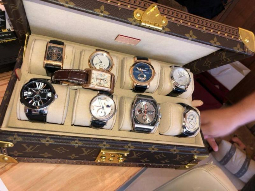 Время — деньги: в доме у председателя совета директоров «Ростовводоканала» нашли часов на несколько миллионов рублей