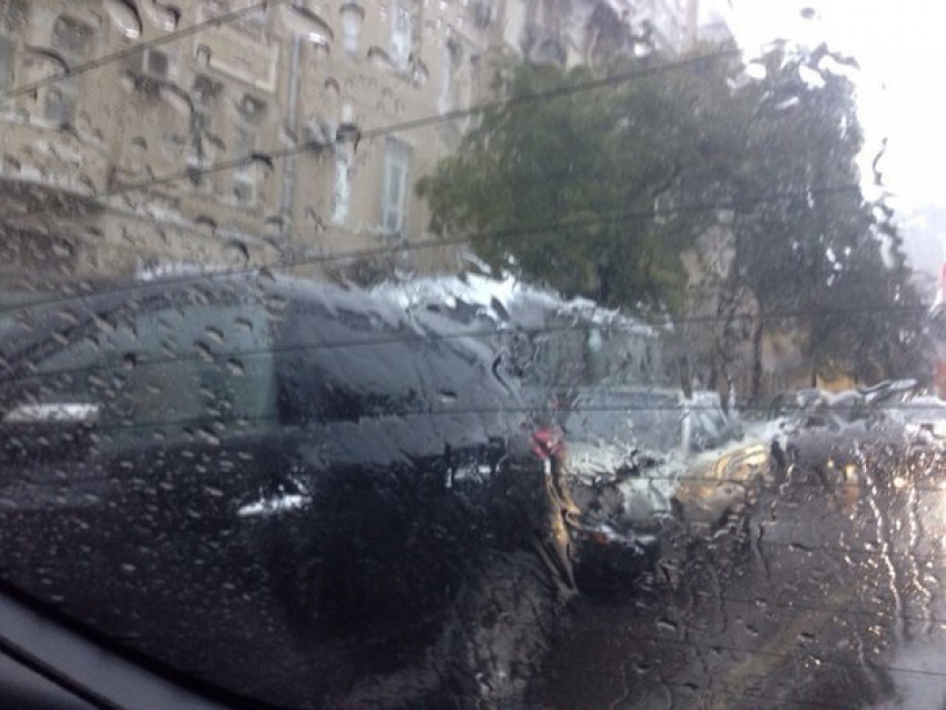 В Ростове на Буденновском из-за дождя произошло ДТП