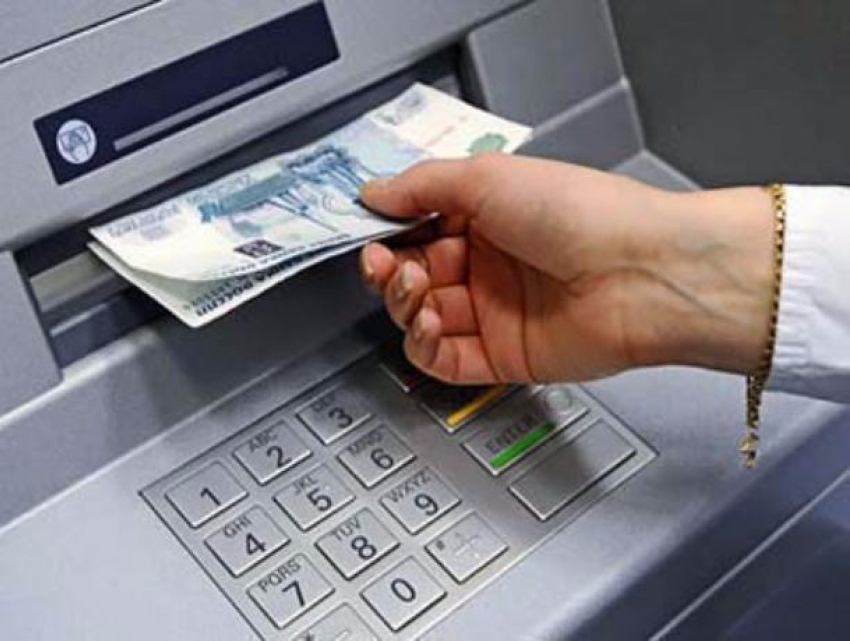 Ростовскую мошенницу, укравшую деньги с банковской карты доверчивого мужчины, опознали по видео с банкомата