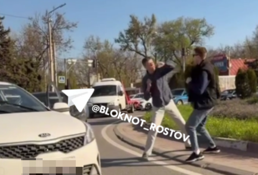 Полиция проверит видео с дракой таксистов в Ростове