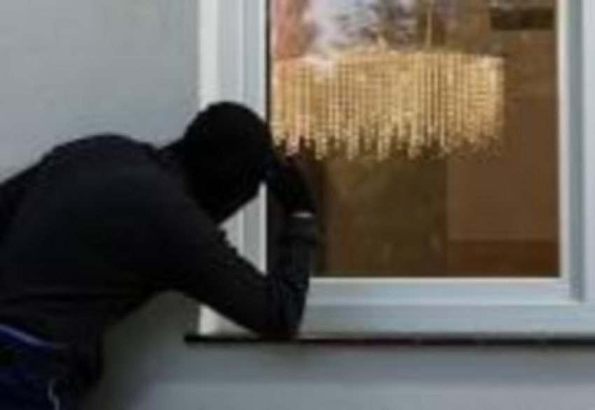 Домушника, обворовавшего женщину на 85 тысяч рублей, задержали в Ростове