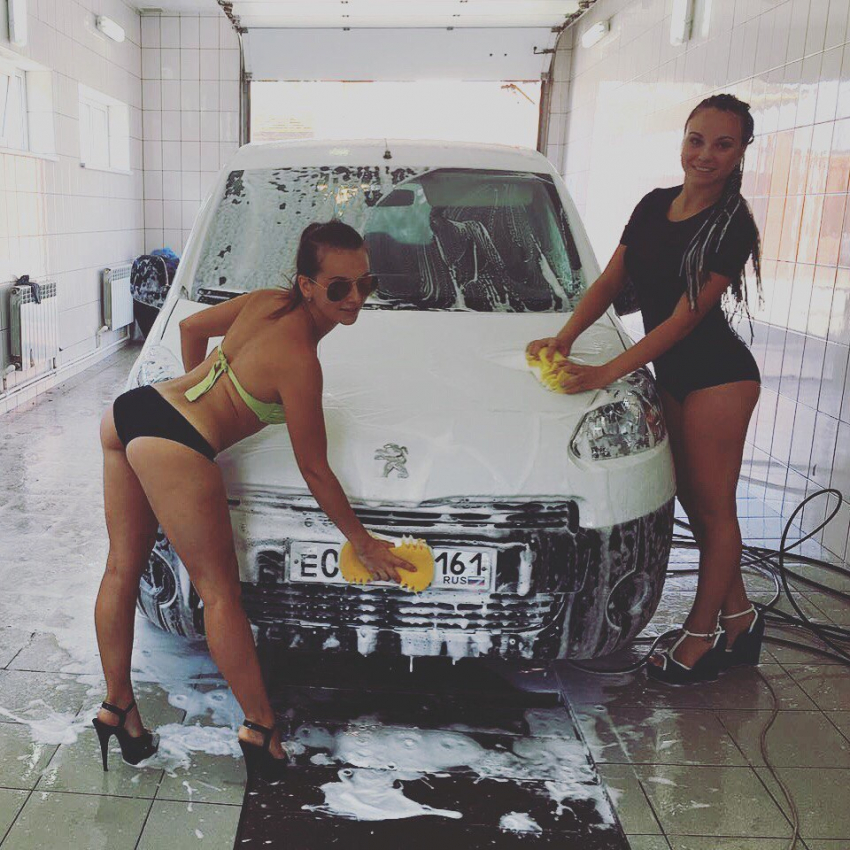 Длинноногие красотки в откровенных купальниках мыли автомобили таганрожцам 