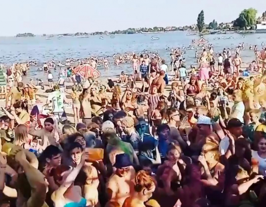 Фестиваль красок под Ростовом собрал толпу людей — без масок и соцдистанции