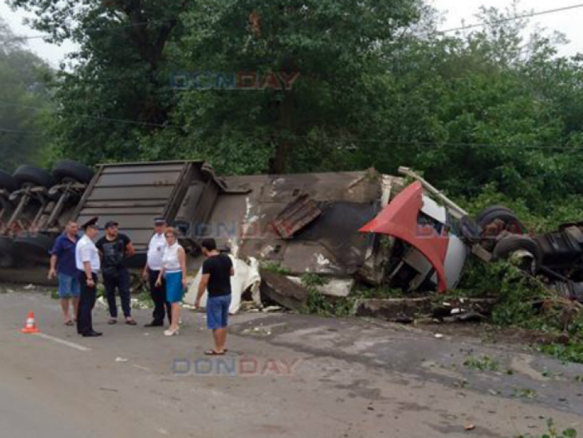 Неуправляемый грузовик снес всё на своем пути под Ростовом