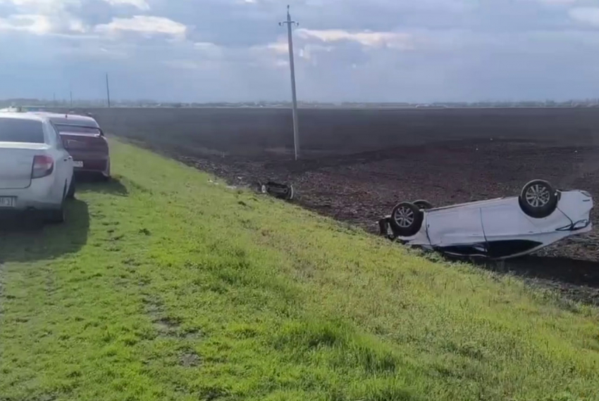 Водитель Hyundai погиб при опрокидывании автомобиля в Ростовской области