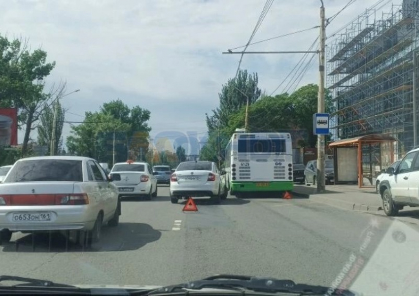 Сразу несколько аварий случилось в Ростове утром 28 мая