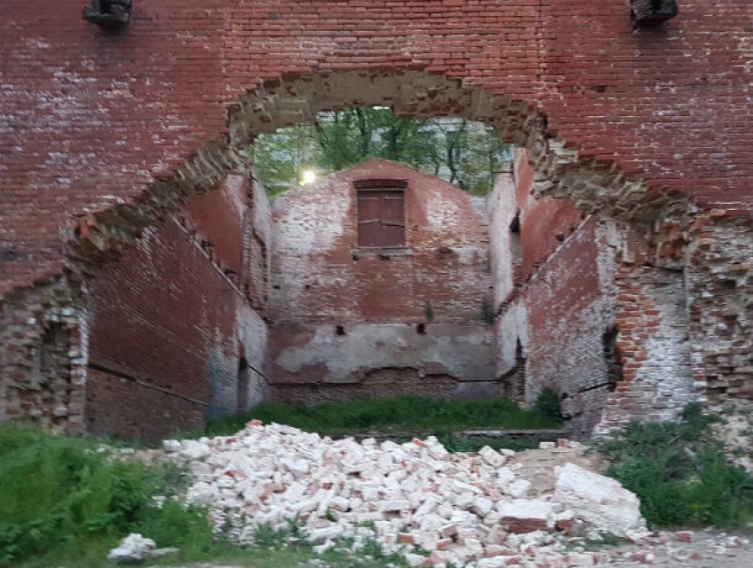 Ростове обрушилась стена Парамоновских складов