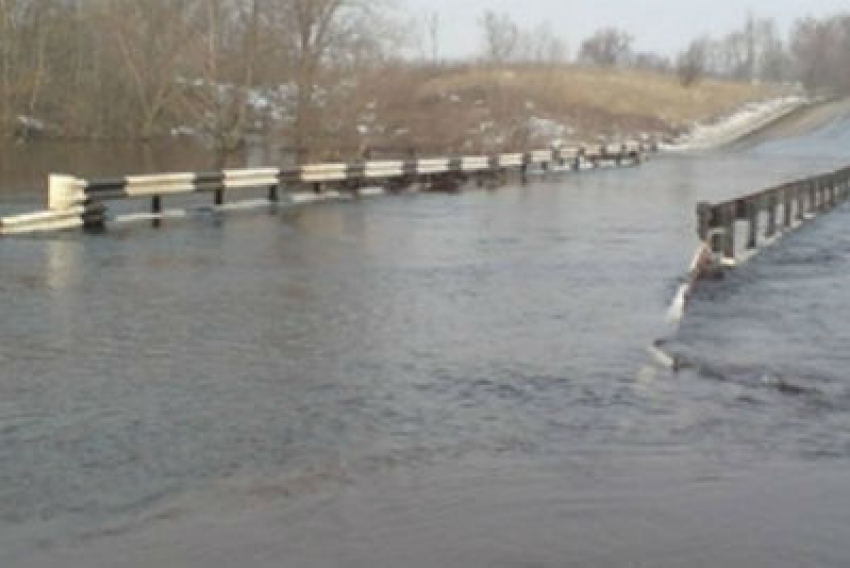 Шесть мостов поглотила водная стихия в Ростовской области