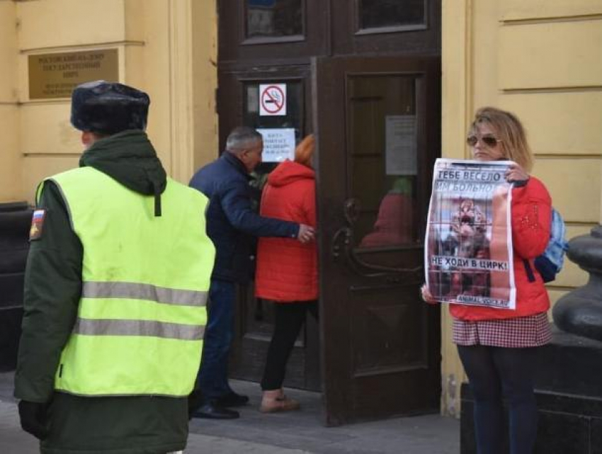 В Ростове девушка вышла на одиночный пикет против животных в цирке