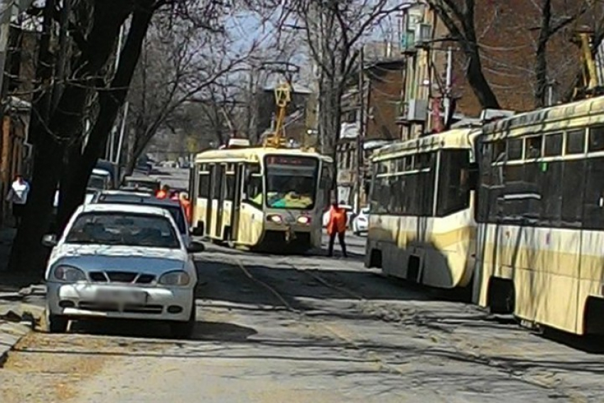 Автоледи на «Рено» парализовала движение в центре Ростова 