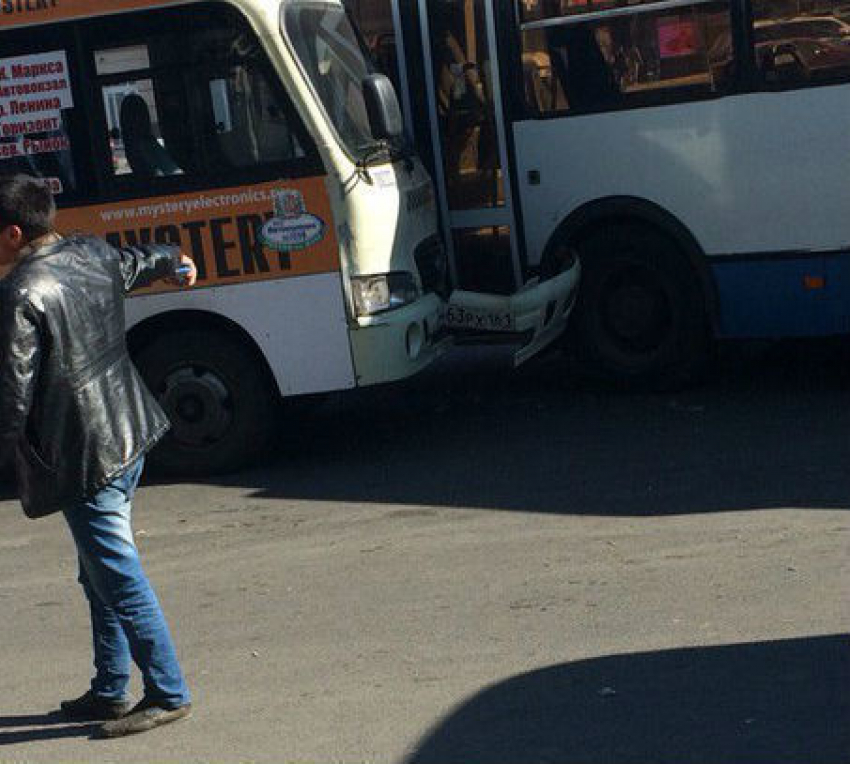 Час назад в Ростове маршрутка врезалась в троллейбус