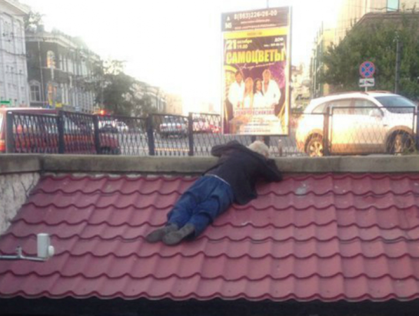 Лежащий на крыше пешеходного перехода «Карлсон» вызвал у ростовчан противоречивые чувства 