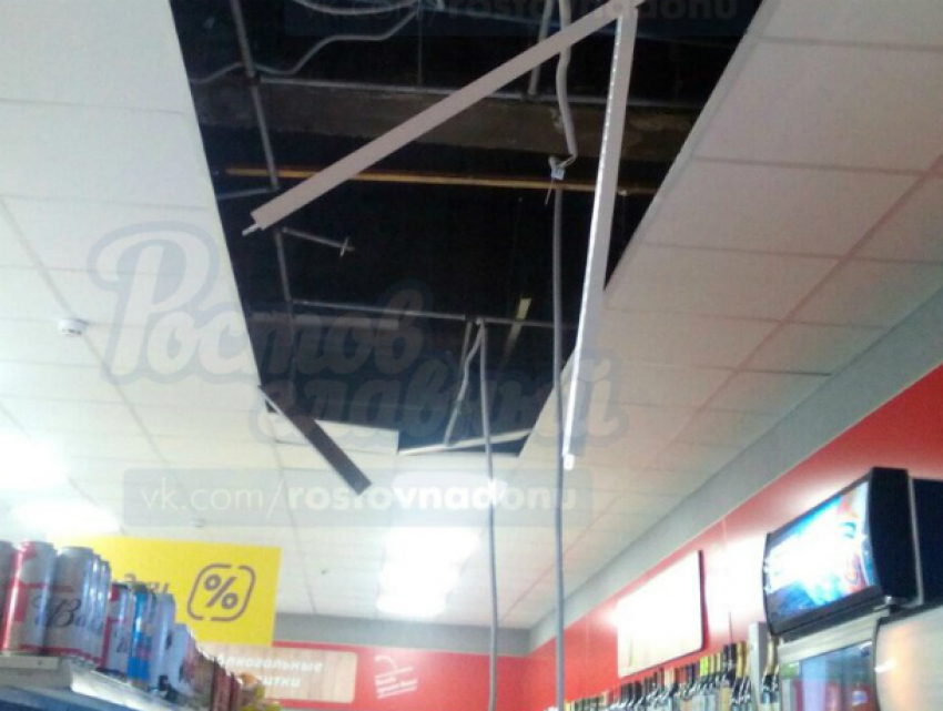 Рухнувший потолок в отделе алкоголя магазина «Магнит» вызвал насмешки ростовчан