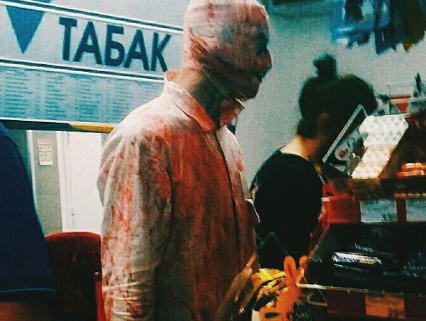 «Восставший из ада» мужчина в крови распугал покупателей супермаркета в Ростове