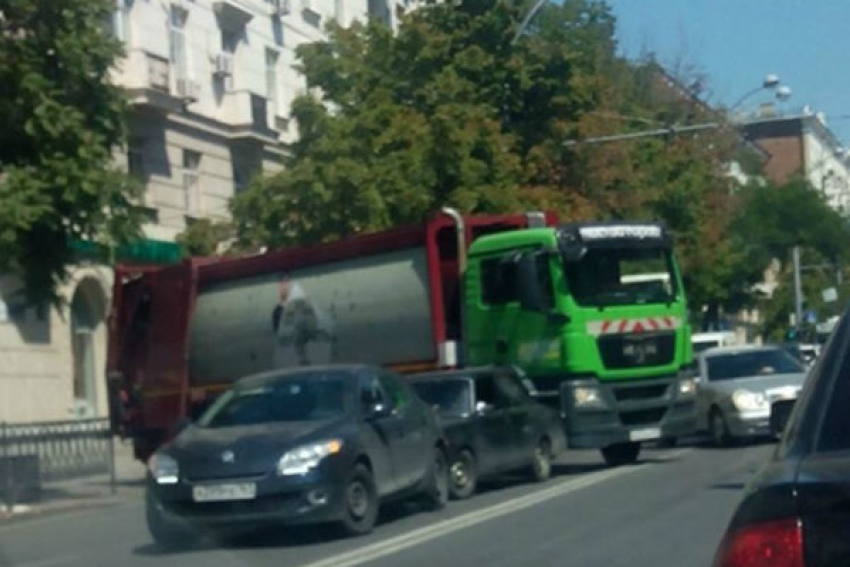 Пробка в центре Ростова, вызванная ДТП с участием мусоровоза, практически «рассосалась»