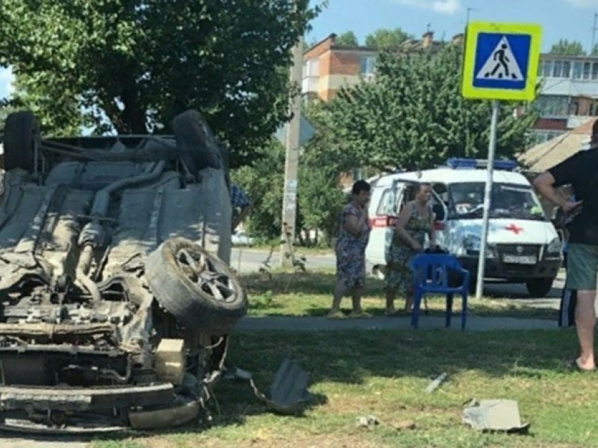 На Батуринской в Ростове автомобиль совершил крутое пике и упал на крышу