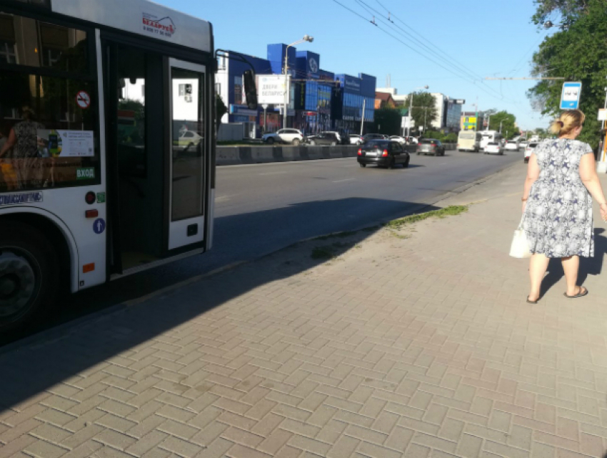 Играющий с пассажирами в «угадайку» автобус на остановке Ростова рассердил горожан