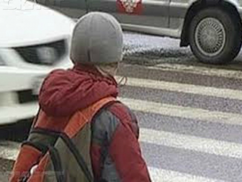 Школьник получил травмы, попав под колеса иномарки на пешеходном переходе в центре Ростова