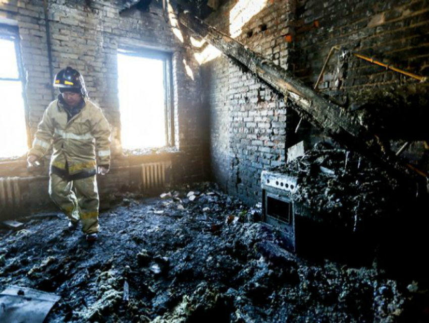 Мужчина заживо сгорел в чудовищном пожаре в коттедже Ростовской области