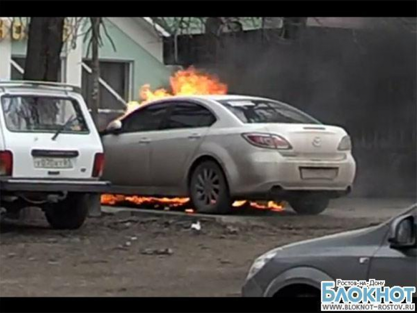 В Ростове сгорели три машины, очевидцы сняли полыхающее авто на видео  